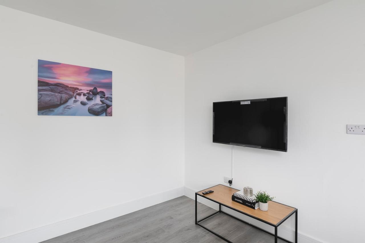 Skyvillion - London Enfield Chase Apartments With Parking & Wifi Kültér fotó